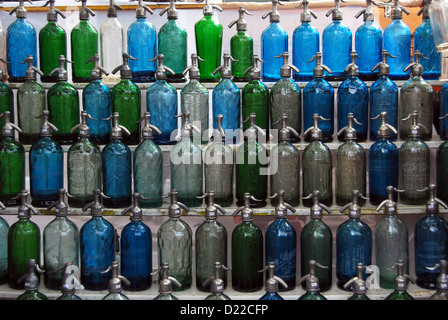 Vintage antique seltzer bottiglie per la vendita al mercato delle pulci nel quartiere di San Telmo Buenos Aires, Argentina. Foto Stock