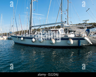 Navigazione delle navi in porto Foto Stock