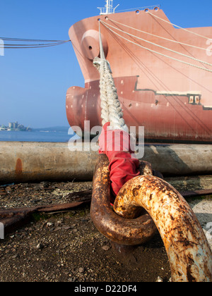 Corde sulla nuova nave in cantiere Foto Stock