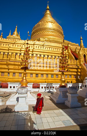 Un bambino cammina intorno alla Shwedagon pagoda in Myannmar. Foto Stock