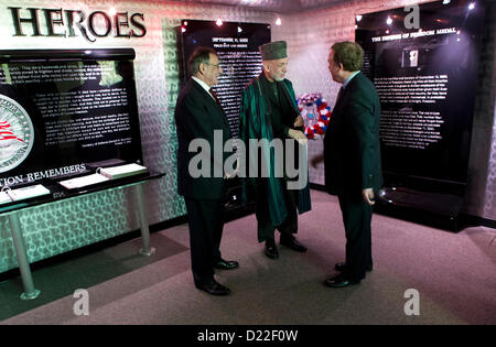 Il Presidente afgano Hamid Karzai , centro e il Segretario della Difesa Leon Panetta, sinistra, durante un tour del Pentagono 911 Memorial con Jim Laychak, presidente del Pentagono Memorial Fund Gennaio 10, 2013 in Arlington, VA. Foto Stock