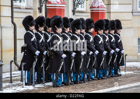 Danish Royal Guard, Royal Palace a Copenhagen. Modifica della cerimonia di guardia. D'inverno. Copenhagen, Danimarca, per l'Europa. Foto Stock