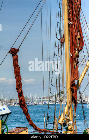 Un display a colori di corde e di armamento su un vecchio Thames chiatta ormeggiata al Gunwharf Quays, Portsmouth, Hampshire, Inghilterra, Regno Unito Foto Stock