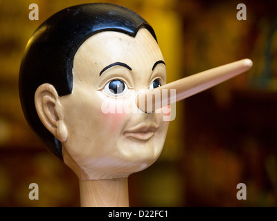Pinocchio in legno bambola con il suo naso lungo Foto Stock