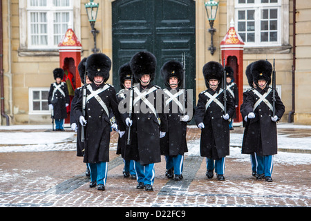 Danish Royal Guard, Royal Palace a Copenhagen. Modifica della cerimonia di guardia. D'inverno. Copenhagen, Danimarca, per l'Europa. Foto Stock