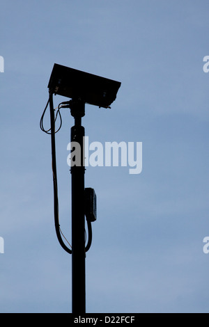 Silhouette di CCTV videocamera di sicurezza contro il cielo blu sfondo su una strada a Portsmouth, Hampshire, Inghilterra, Regno Unito Foto Stock