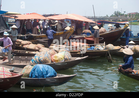 La mattina rush di business sulle acque del Mercato Centrale di Hoi An, Vietnam Foto Stock