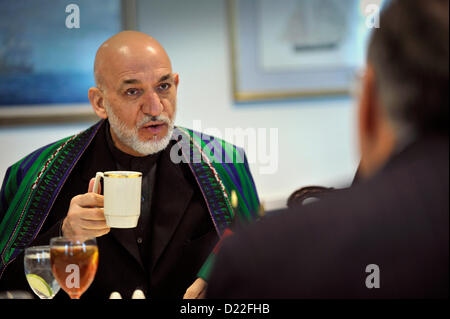 Il Presidente afgano Hamid Karzai gesti durante un pranzo di lavoro ospitato dal Segretario della Difesa Leon Panetta al Pentagono Gennaio 10, 2013 in Arlington, VA. Foto Stock