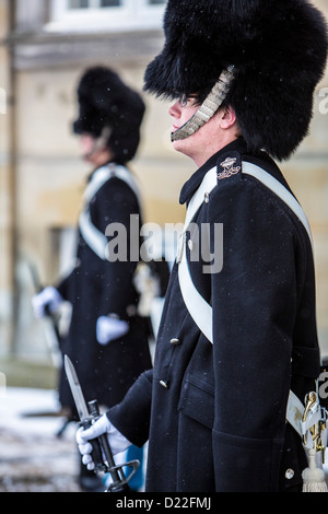 Danish Royal Guard, Royal Palace a Copenhagen. Modifica della cerimonia di guardia. D'inverno. Copenhagen, Danimarca, per l'Europa. Foto Stock