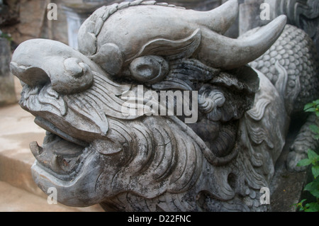 Un drago di pietra statua si trova all' interno di un tempio di montagna di marmo, Da Nang, Vietnam Foto Stock