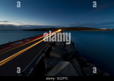 Sentieri di luce su Churchill barriere, Orkney Isles Foto Stock