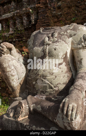 Una testa di statua trovata presso il Cham rovine nel mio figlio Vietnam Foto Stock