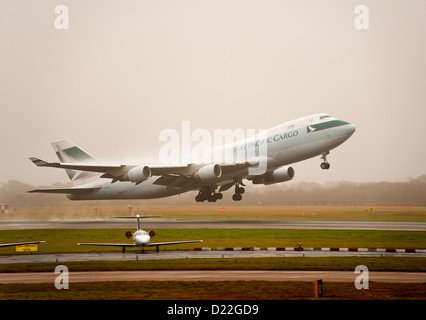 Cathay Pacific Airways Boeing 747-467F (ER) (SCD) cargo aereo di linea B-coperchio di decollare in nebulizzazione all'Aeroporto di Manchester Inghilterra England Regno Unito Foto Stock