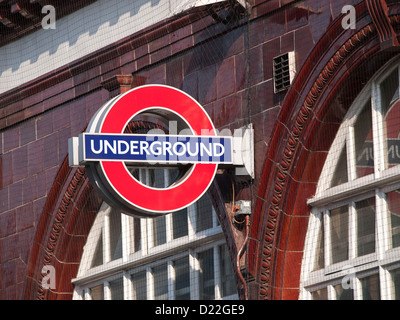 Segno della metropolitana su Camden town London REGNO UNITO Foto Stock