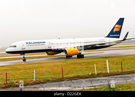 Icelandair Boeing 757-256 (ET) (alette) TF-FIZ aereo di linea di rullaggio all'arrivo all'Aeroporto di Manchester Inghilterra England Regno Unito Regno Unito Foto Stock