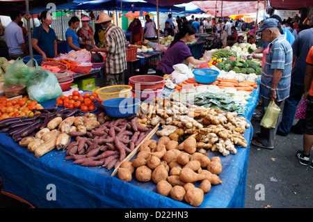 Stallo vegetali a Kuching domenica mattina mercato Foto Stock