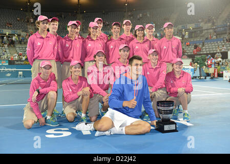 Sydney, Australia. Il 12 gennaio 2013. Bernard Tomic (AUS) festeggia il suo primo titolo vincere dopo la sconfitta di Kevin Anderson (RSA) durante la mens finale al Apia Torneo Internazionale di Tennis dal Sydney Olympic Park. Tomic ha vinto 6-3,6-7,6-3 Foto Stock