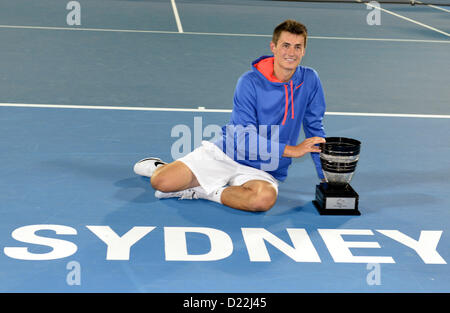 Sydney, Australia. Il 12 gennaio 2013. Bernard Tomic (AUS) festeggia il suo primo titolo vincere dopo la sconfitta di Kevin Anderson (RSA) durante la mens finale al Apia Torneo Internazionale di Tennis dal Sydney Olympic Park. Tomic ha vinto 6-3,6-7,6-3 Foto Stock