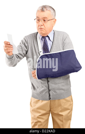 Una sorpresa senior uomo con braccio rotto guardando il ricevimento isolati su sfondo bianco Foto Stock