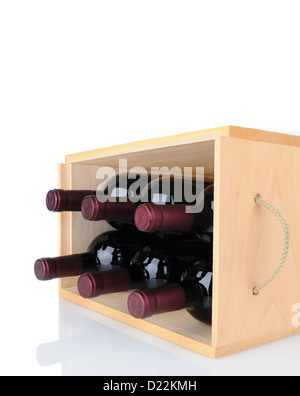 Primo piano di sei Cabernet Sauvignon bottiglie di vino in una cassa di legno recante sul suo lato. Foto Stock