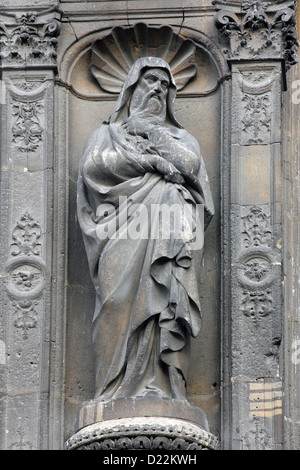 Statua presso il portale sud della chiesa di St. Eustache, Parigi Foto Stock