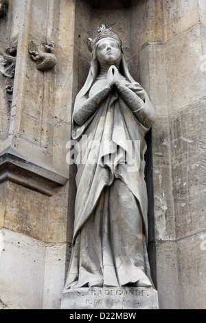 San Radegund statua, Saint Germain l'Auxerrois chiesa, Parigi Foto Stock