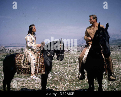 Old Shatterhand Old Shatterhand Winnetou (Pierre Brice) und sein Freund Old Shatterhand (Lex Barker) *** Caption locale *** Foto Stock