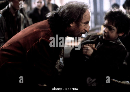 Oliver Twist -- Fagin (Richard Dreyfuss), Oliver Twist (Alex Trench) *** Caption locale *** 1920 -- Foto Stock