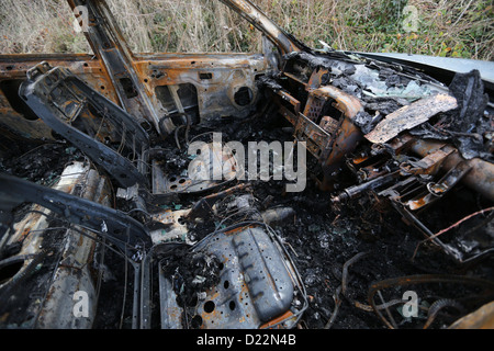 Bruciata auto su una corsia rurale Foto Stock