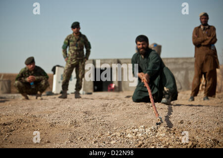 Forze di sicurezza nazionali afgane si riuniscono per contatore improvvisato dispositivo esplosivo formazione nella provincia di Farah, Afghanistan, 11 genn. 2013. Forze di sicurezza nazionali afgane sono state prendendo il filo nelle operazioni di protezione, con le forze della coalizione hanno come guide, per portare la sicurezza e la stabilità al popolo della Repubblica islamica dell'Afghanistan. (U.S. Marine Corps foto di Sgt. Pete Thibodeau/rilasciato) Foto Stock