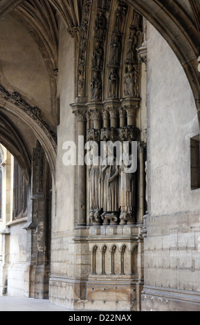 Gotico medievale statue in entrata a San Germain l'Auxerrois Chiesa di Parigi, Francia. Foto Stock