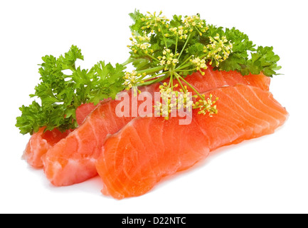 Fette di Salmone con il prezzemolo su sfondo bianco Foto Stock