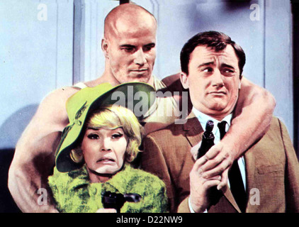 Ein Spion Zuviel uno Spy Troppi Dorothy Provine, Cal Boulder, Robert Vaughn Napoleone (Robert Vaughn, r) und seine Kollegin Foto Stock