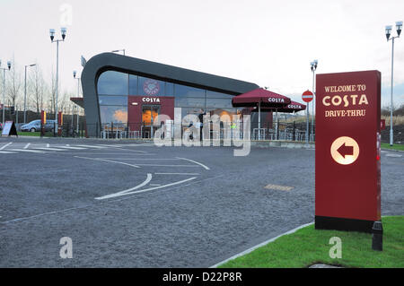 Darnley, Glasgow, Scozia. Il 12 gennaio 2013. Costa aprire le loro ultime drive-thru coffee shop nella continua lotta contro la loro high street la concorrenza. Questa unità tramite è situato nella trafficata M77, svincolo 3, Nitshill Road, sulla periferia di Glasgow. Alamy Live News Foto Stock