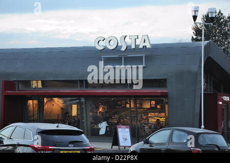 Darnley, Glasgow, Scozia. Il 12 gennaio 2013. Costa aprire le loro ultime drive-thru coffee shop nella continua lotta contro la loro high street la concorrenza. Questa unità tramite è situato nella trafficata M77, svincolo 3, Nitshill Road, sulla periferia di Glasgow. Alamy Live News Foto Stock