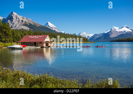 Il Boathouse sul Lago Maligne nel Parco Nazionale di Jasper in Alberta Canada Foto Stock