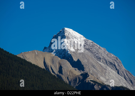 Picco di montagna sul Lago Maligne nel Parco Nazionale di Jasper in Alberta Canada Foto Stock