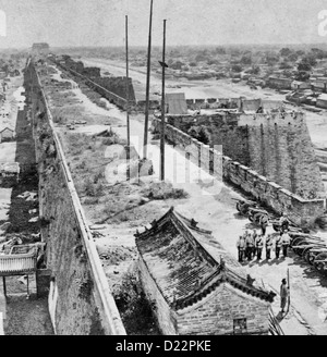 La parete di Pechino custodito da artiglieria russa, Cina - soldati russi e cannoni montati su la città di Pechino a parete, circa 1900 Foto Stock