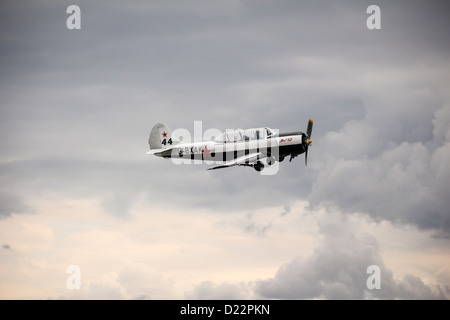 Yakovlev Yak-52, G-BXAF / 44 volato da John Calverley Foto Stock