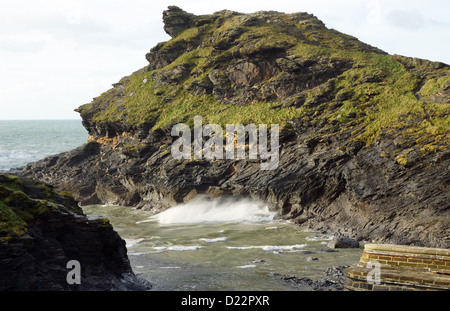 La "testa della regina' Boscastle Harbour, Cornwall, che mostra il foro di sfiato. Foto Stock