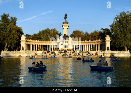Madrid, Spagna, per monumento Alfonso XII. e lago artificiale nel Parco del Retiro Foto Stock