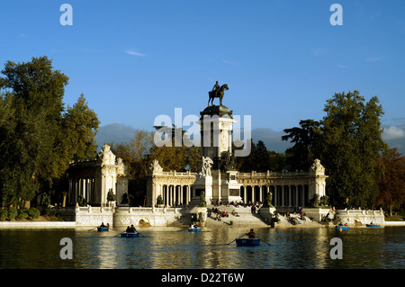 Madrid, Spagna, per monumento Alfonso XII. e lago artificiale nel Parco del Retiro Foto Stock