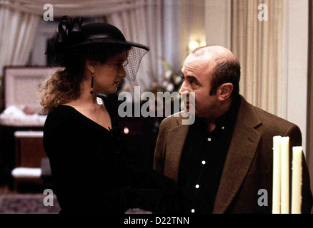 Ein Verrückter Leichenschmaus Passate Nancy Travis, Bob Hoskins Johnny (Bob Hoskins, r) hält die geheimnisvolle Cassie Foto Stock