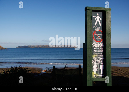 Indicazioni per i visitatori a Titahi Bay Beach. Foto Stock