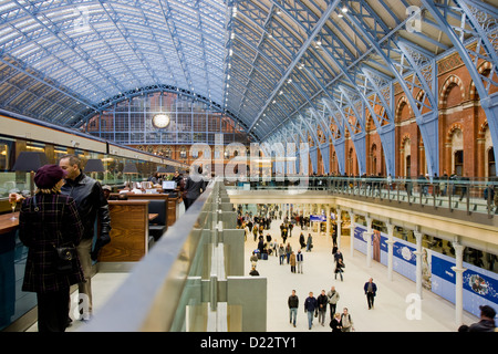 Lo champagne bar a St Pancras International stazione ferroviaria Foto Stock