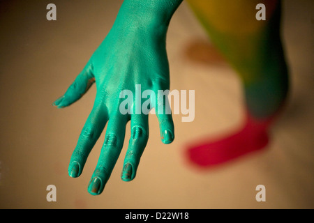 Un modello mostra la sua mano durante la verniciatura della scocca sessione con il make-up artist Erika Monroy, fondatore di Akin Body Painting Foto Stock