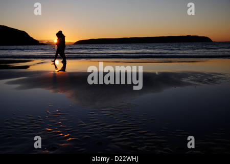 Una passeggiata serale sulla Titahi Bay Beach durante il tramonto, con l'Isola di Mana in distanza. Foto Stock