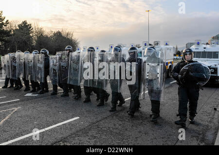 Xii Gennaio 2013, Belfast, Irlanda del Nord. Una linea di PSNI TSG ufficiali anticipo per spingere una grande folla lealisti fino la strada Abertbridge e lontano da una zona nazionalista. Ne segue gli scontri tra lealisti e gruppi nazionalisti dopo una manifestazione di protesta a Belfast City Hall. Mattoni, Pesanti in muratura, fuochi d'artificio e le bottiglie sono state lanciate contro la polizia. Credito: Stephen Barnes / Alamy Live News Foto Stock