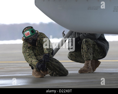 Impianto NAVALIR Misawa combatté, Giappone (GEN. 10, 2013) Aviazione meccanico strutturale di terza classe David McMillian, originariamente da Daphne, Ala. assegnata all attacco elettronico Squadron (VAQ) 132, controlla il tailhook di un EA-18G Growler prima del velivolo assumendo di Foto Stock