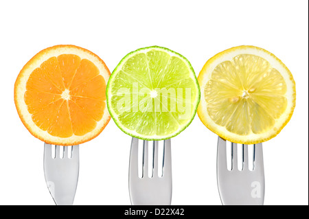 Orange lime e le fette di limone su forche isolata contro uno sfondo bianco Foto Stock